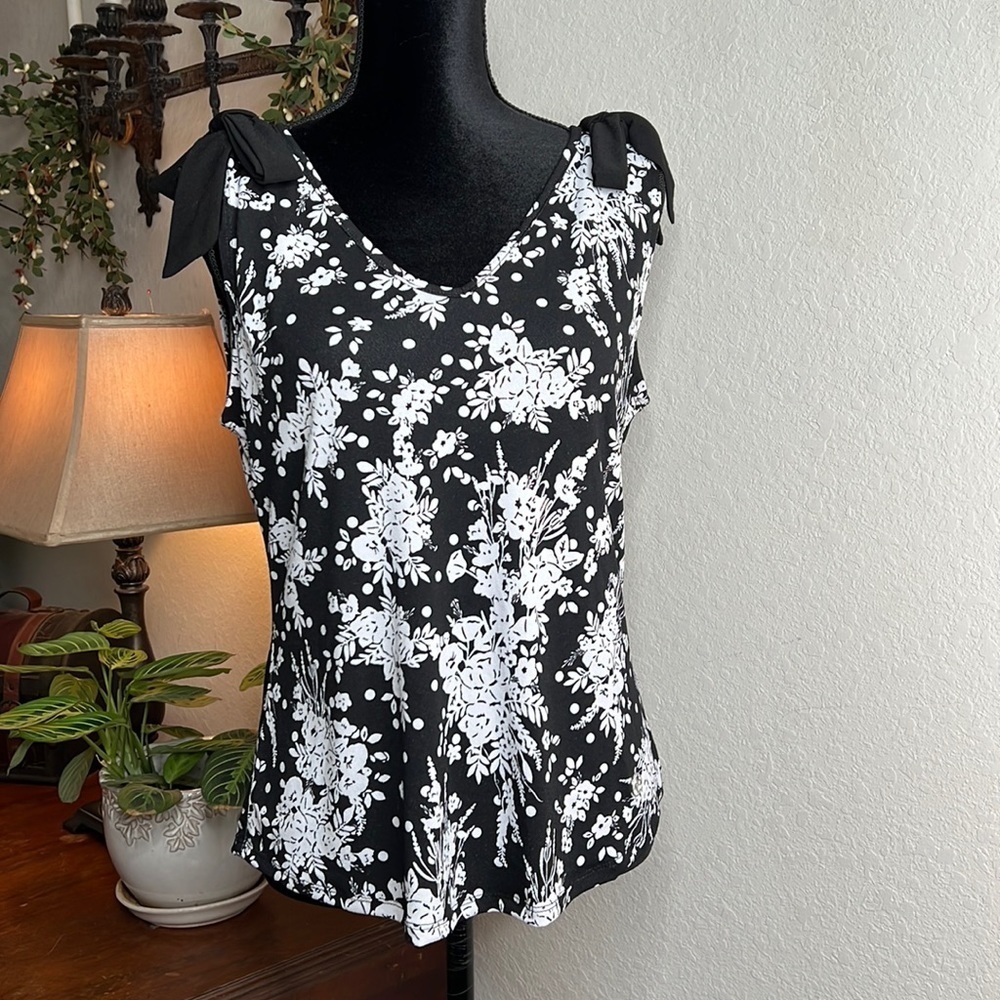 Adrienne Vittadini Black and White Floral Blouse